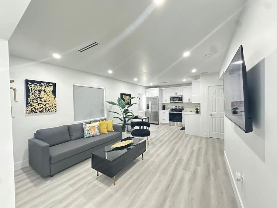 Modern House In The Heart Of Miami Apartment Exterior photo